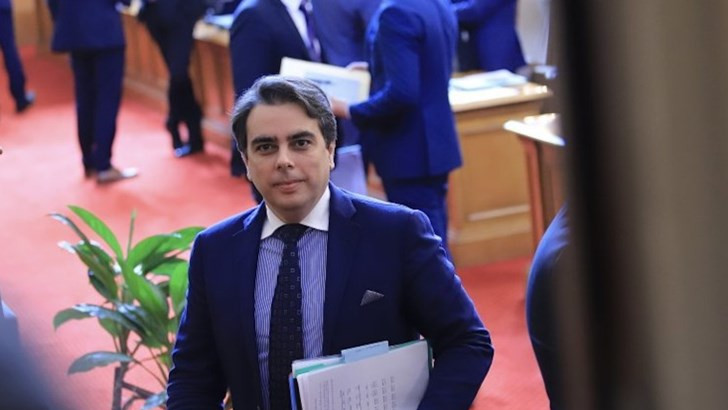 Депутатите забраниха на Асен Василев да харчи пари от бюджета