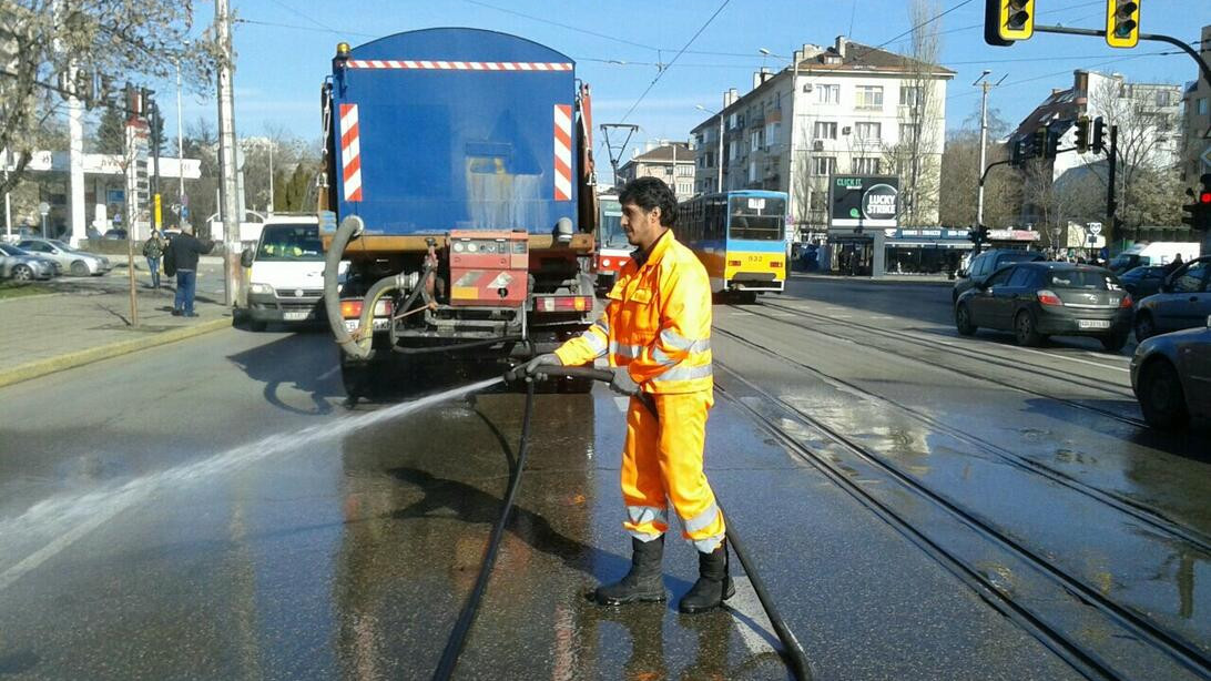 Мият централни улици в София: Преместете колите си