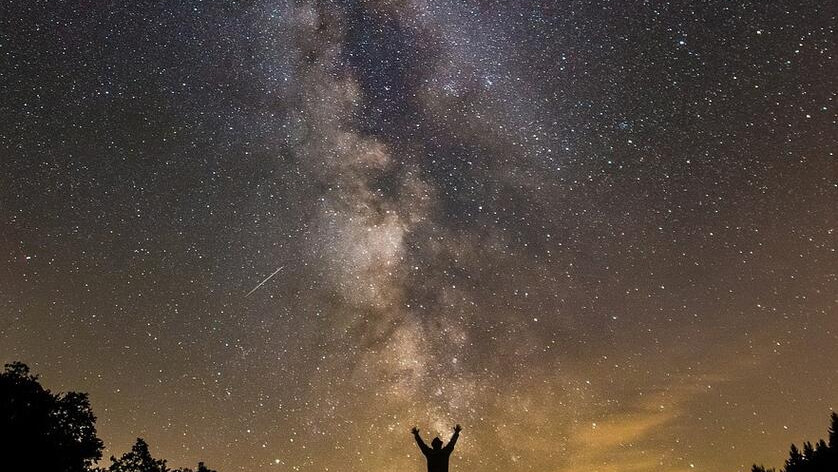 Пикът на Персеидите: До 100 падащи звезди на час, придружени от ярка двойка приближаващи се планети