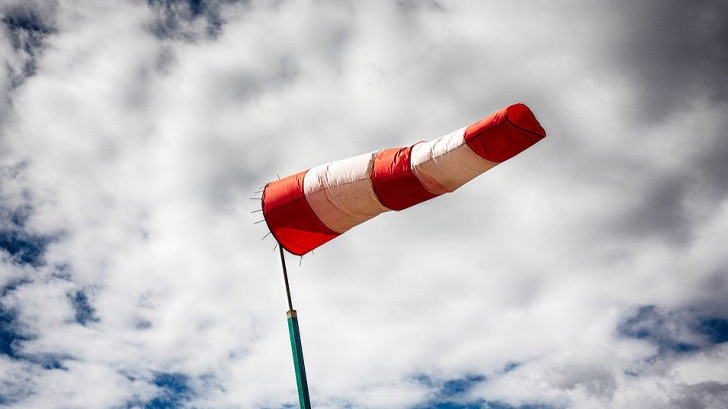 Синоптиците предупреждават за силни ветрове в 11 области утре