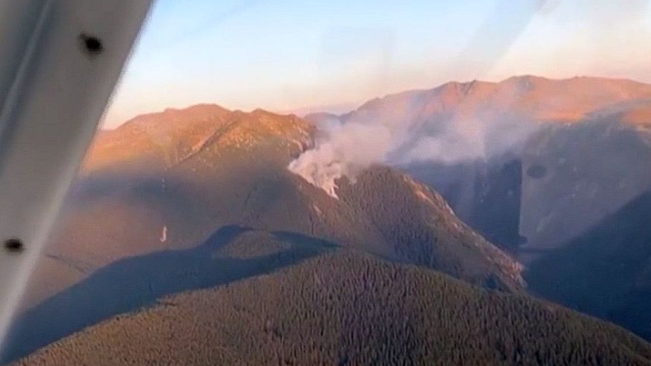 Рила продължава да гори! Докарват помощ по въздуха