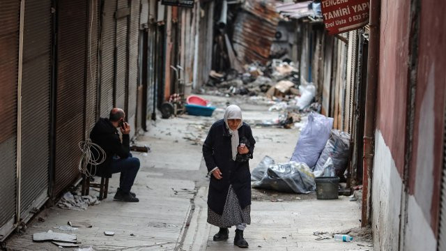Паника в Турция заради силно земетресение