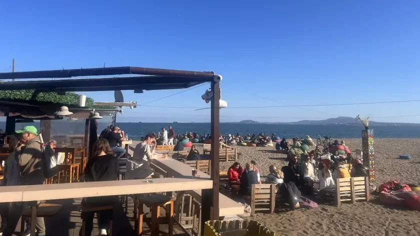 На плаж вместо пред урните предпочетоха бургазлии