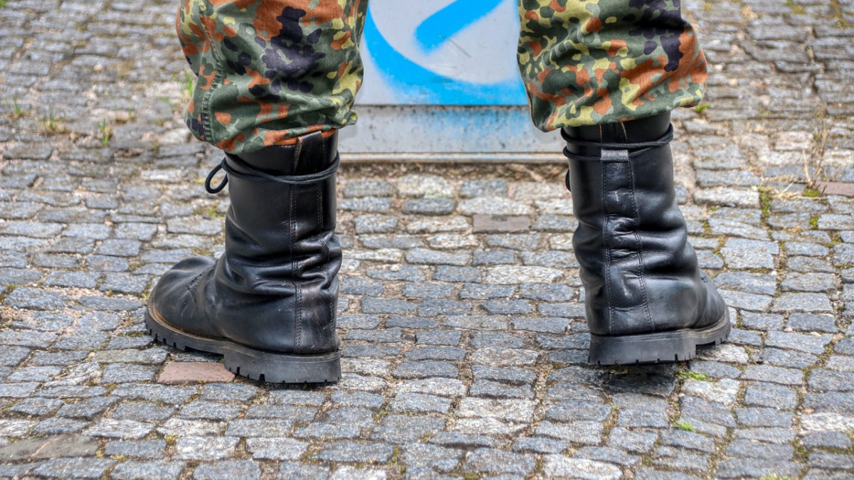 Руските военни заводи спешно търсят работници