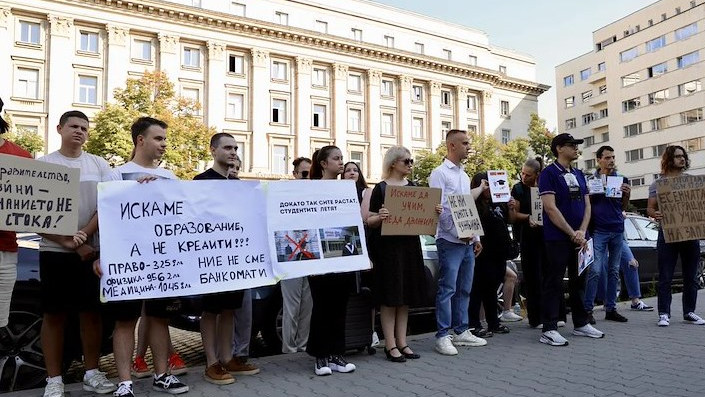 "Не сме банкомати!" - Студенти излязоха на протест срещу високите такси