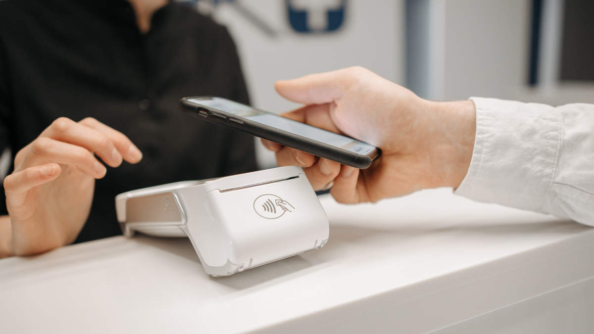 Обмудсманът съветва хората след 1 януари 2026 г. да плащат с карти