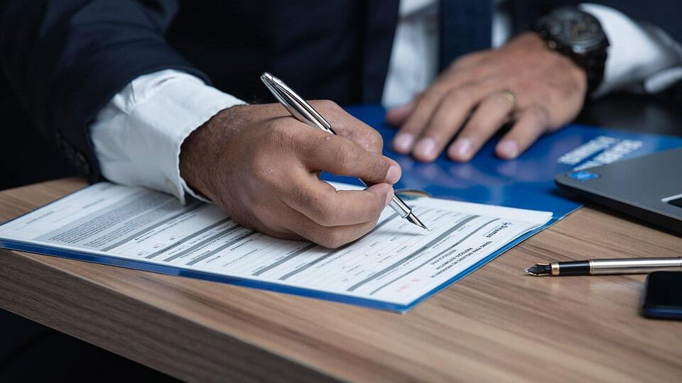 „Тя не е дете“: Може ли да обвинят адвоката на задържания за сексуални отношения с ученичка