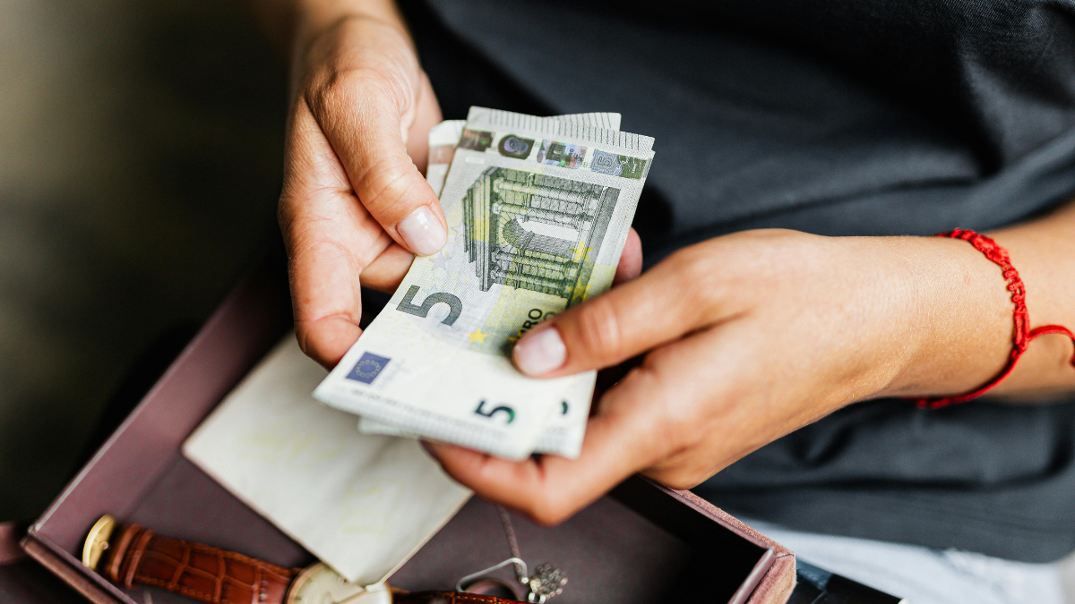 КНСБ: Правителството намалява минималната заплата