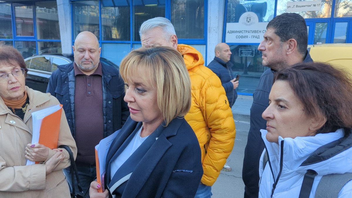 Мая Манолова обжалва разширението на “синята зона” в съда