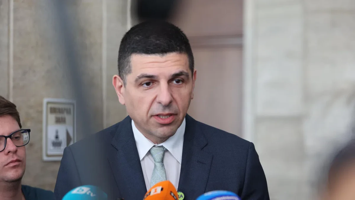 Ивайло Мирчев с първи коментар за излизането на Радев на политически терен