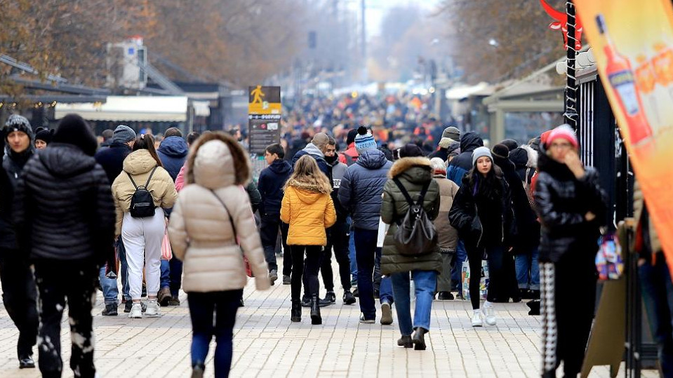 Средната брутна заплата в България надхвърли 2 700 лв.