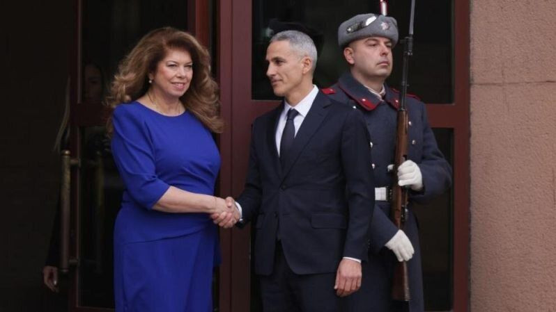 Президентът връчи мандата за съставяне на служебен кабинет на Андрей Гюров