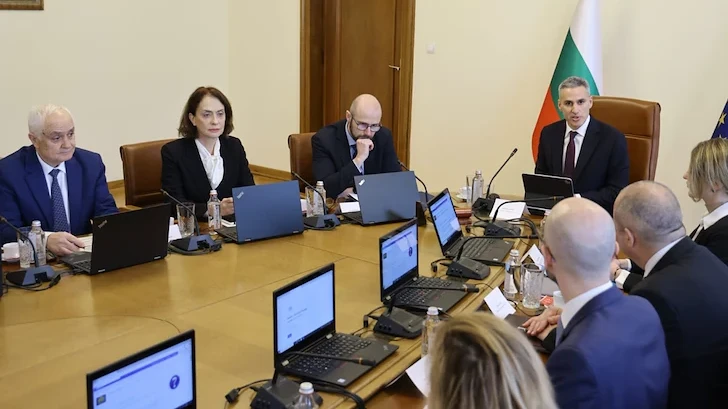 Служебният кабинет одобри 900 милиона евро за социални плащания