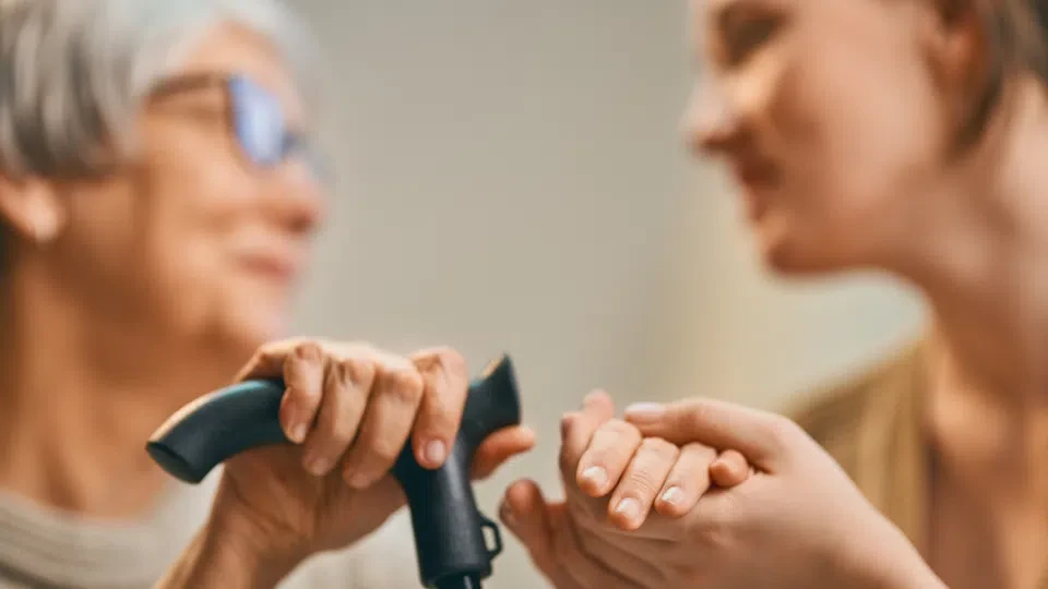 Има огромен глад за болногледачи, а никой не ги обучава