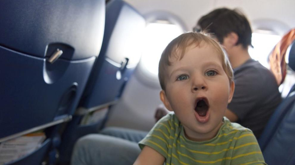 Евродепутати искат край на несправедливите такси за деца в самолетите