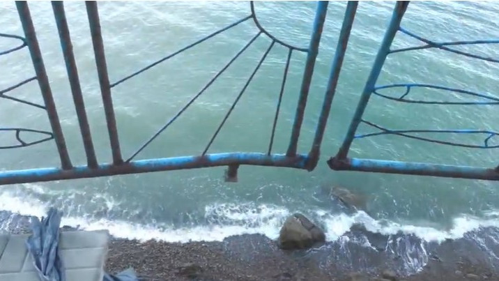 Жителите на Ахтопол живеят в страх заради свлачище