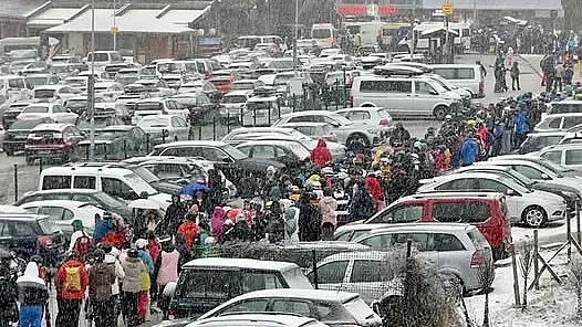 Километри опашки за лифта в Банско