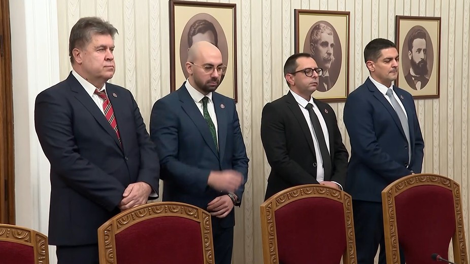 "Трябваше да подадете оставка и да се готвим за избори 2 в 1": МЕЧ отиде при президента, но отказа да проведе консултации