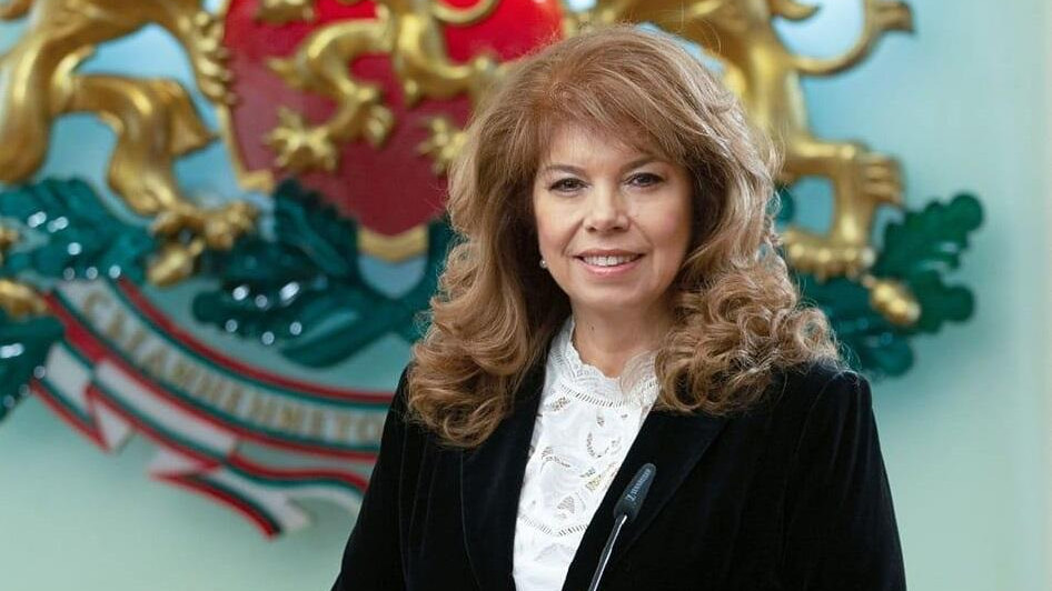 Търси се служебен премиер: Започват консултациите на президента с партиите