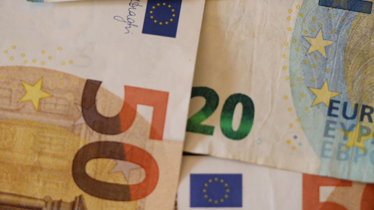 НСИ: Поскъпват услугите и храните през януари, дрехите поевтиняват