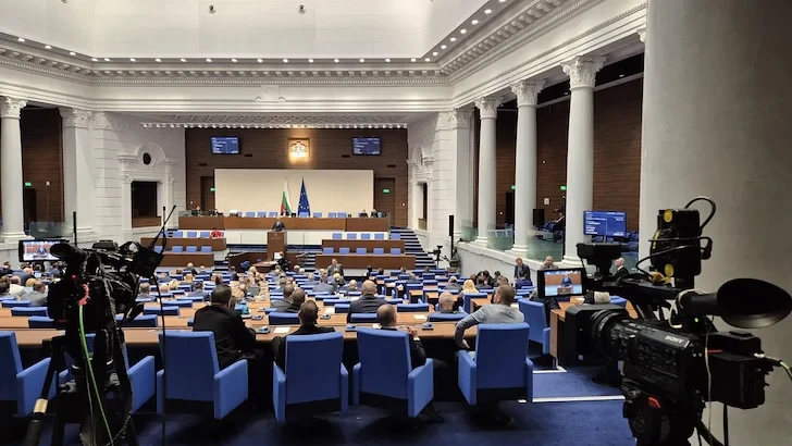 Депутатите гласуват създаването на нов данък върху екскурзиите