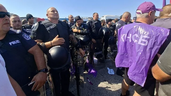 КНСБ отмени блокадата на Прохода на Републиката