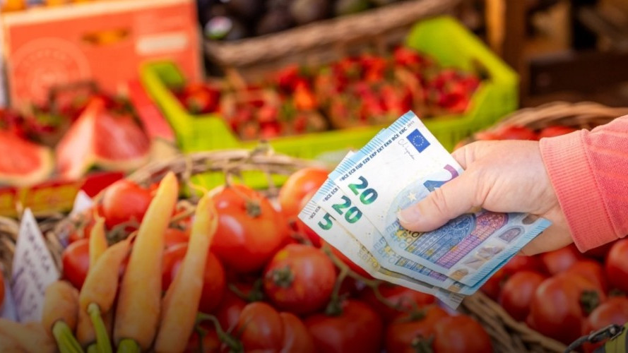 КЗП: Няма скок на цените, но има леко изкривяване след въвеждане на еврото