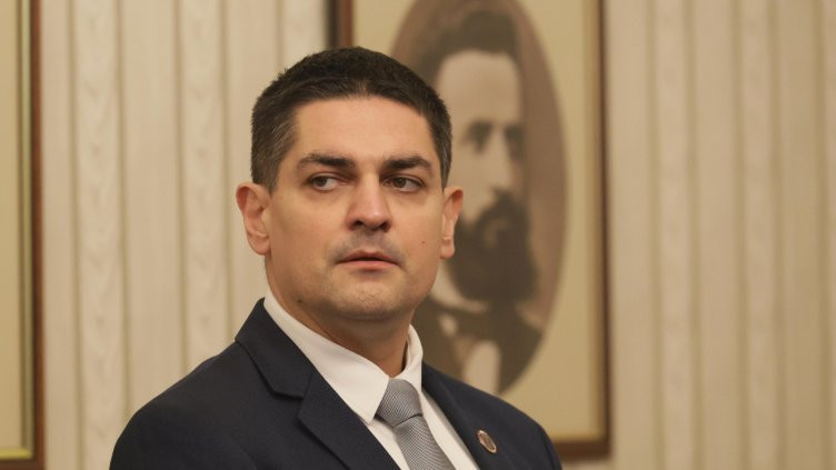 Радостин Василев е блокиран в Дубай, МЕЧ се регистрираха в ЦИК без него