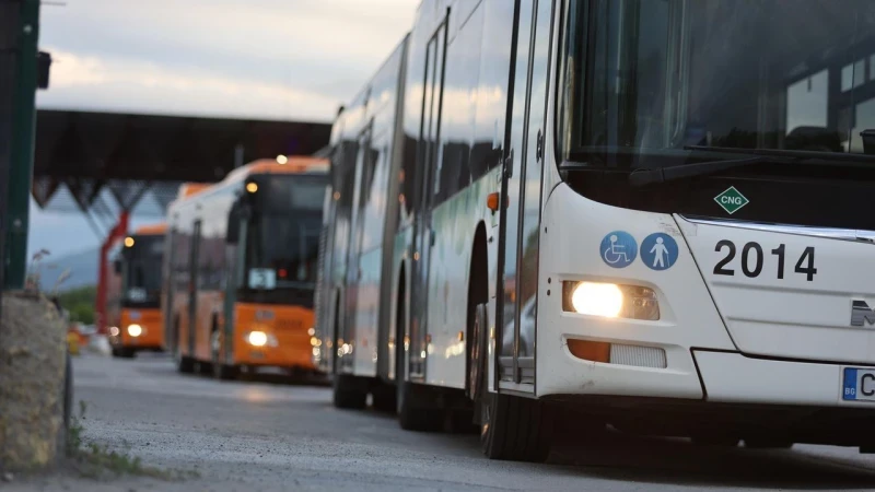 Кабинетът вдига заплатите на транспортните и пощенски служители