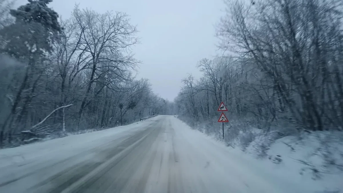 Сняг вали по проходите "Превала" и "Пампорово", снежната покривка е до 10 см