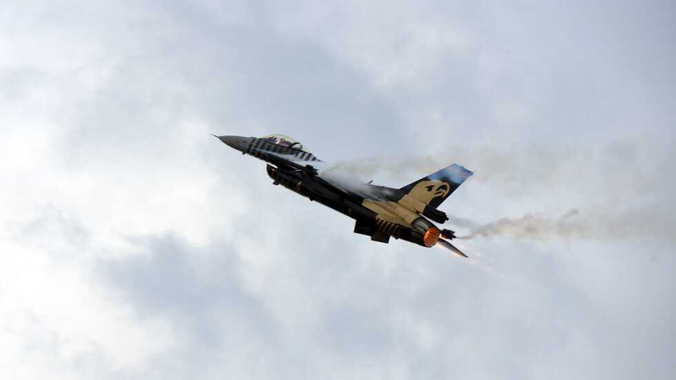 Изтребители F-16 прелетяха над София (ВИДЕО)