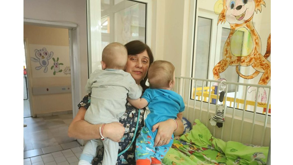 С дом и семейство: След 9 месеца в болница, близнаците са при приемни родители