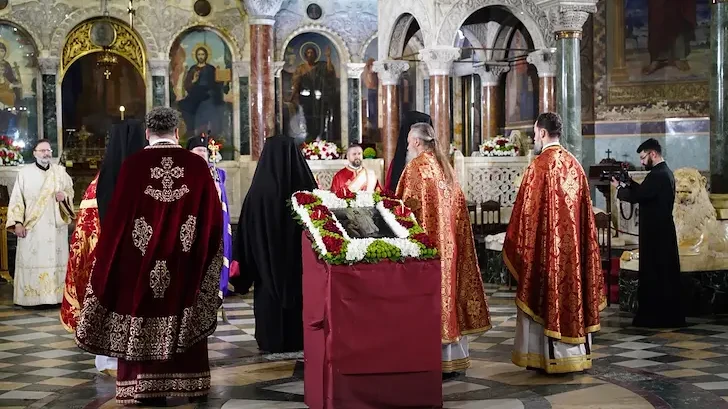 Свещеници изнасят кръста от олтара на Велики четвъртък