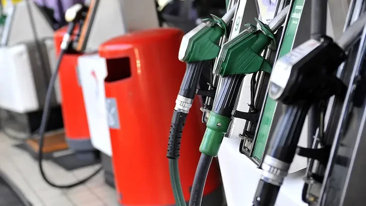 Гърция отпуска по 50 евро на домакинствата за зареждане с гориво