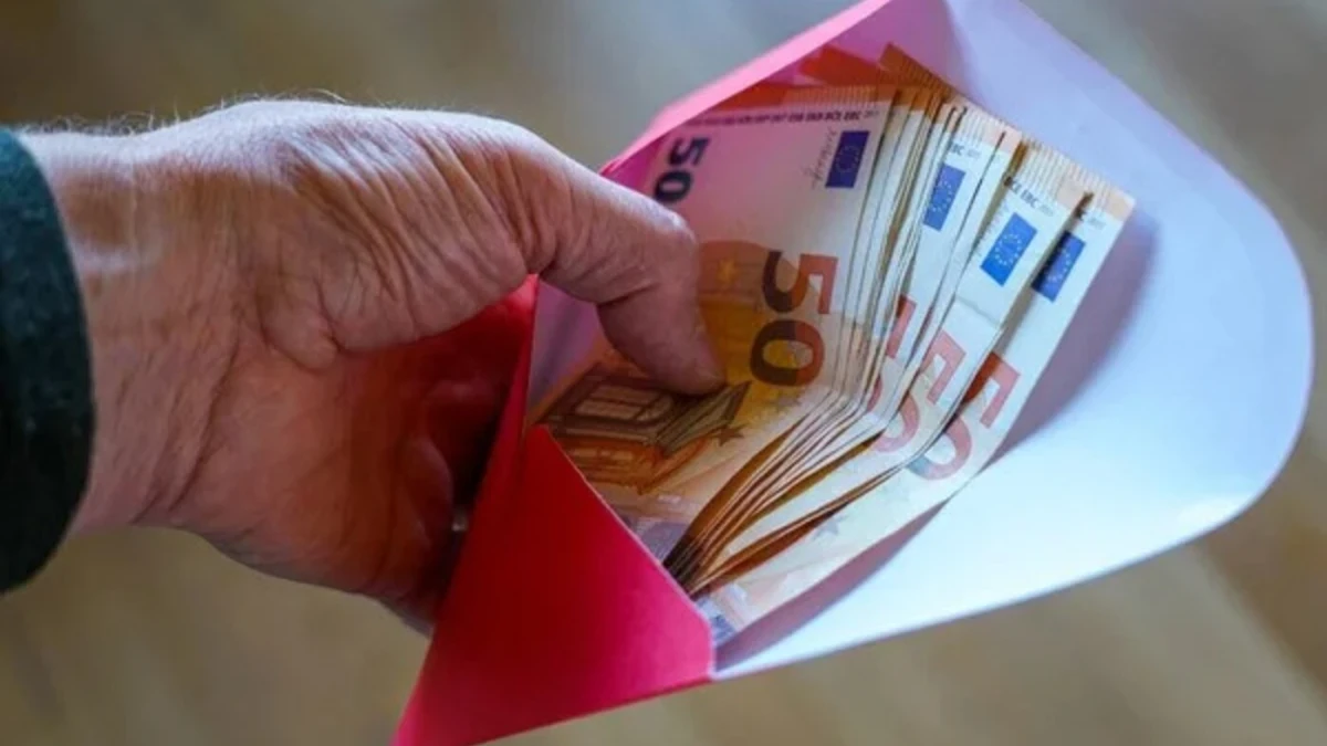 Ако човек получава 1500 евро, но се осигурява на минимална заплата, за период от 30 години може да загуби близо 120 525 евро