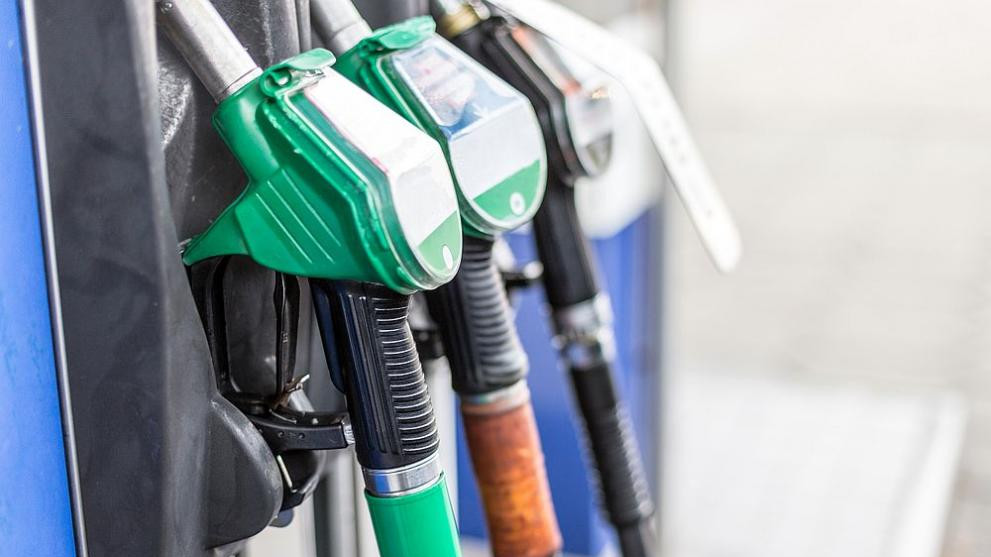 НАП: Горивата в България скочиха с до 37% от началото на конфликта в Иран