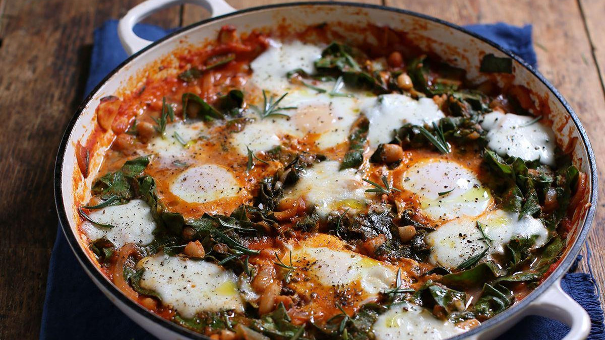 Яйца в пикантен доматен сос с боб и спанак