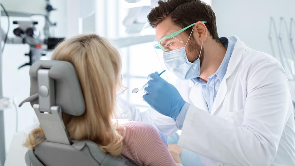 Зъболекар по здравна каса: Какво покрива НЗОК и за какво се доплаща