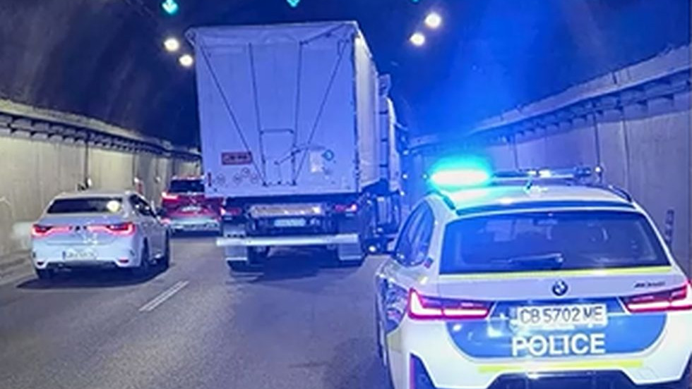 След хаоса, километричната тапа и ареста: разследват случая с тира в тунел „Витиня“