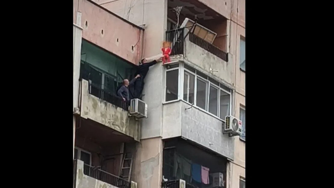 Увисналото от осмия етаж дете в Ямбол и сестра му се събират днес в приемно семейство