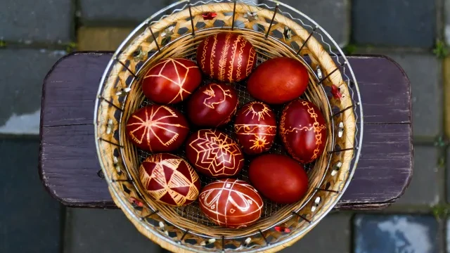 Тайните на боядисаното великденско яйце: Защо червеният цвят е свещен?