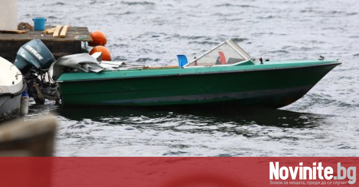 Двама рибари се обърнаха с лодката си в морето край