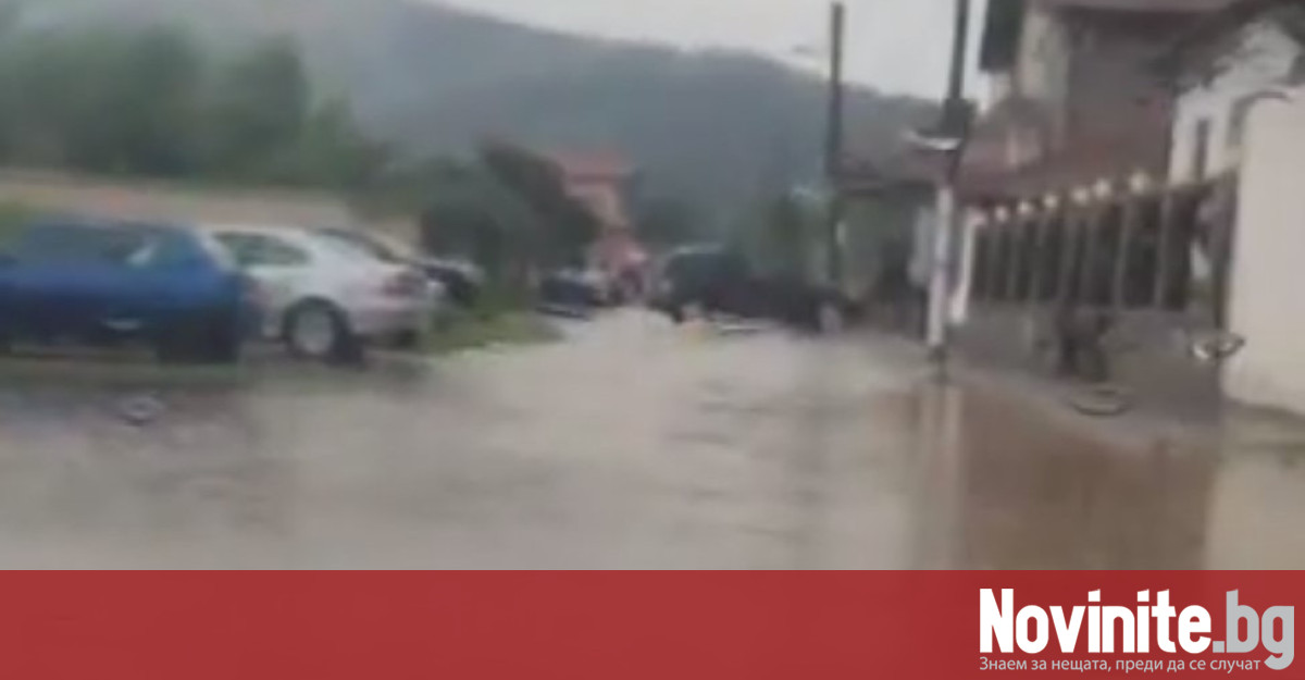 Наводнение в ботевградското село Врачеш.Наводнени са къщи, на място има