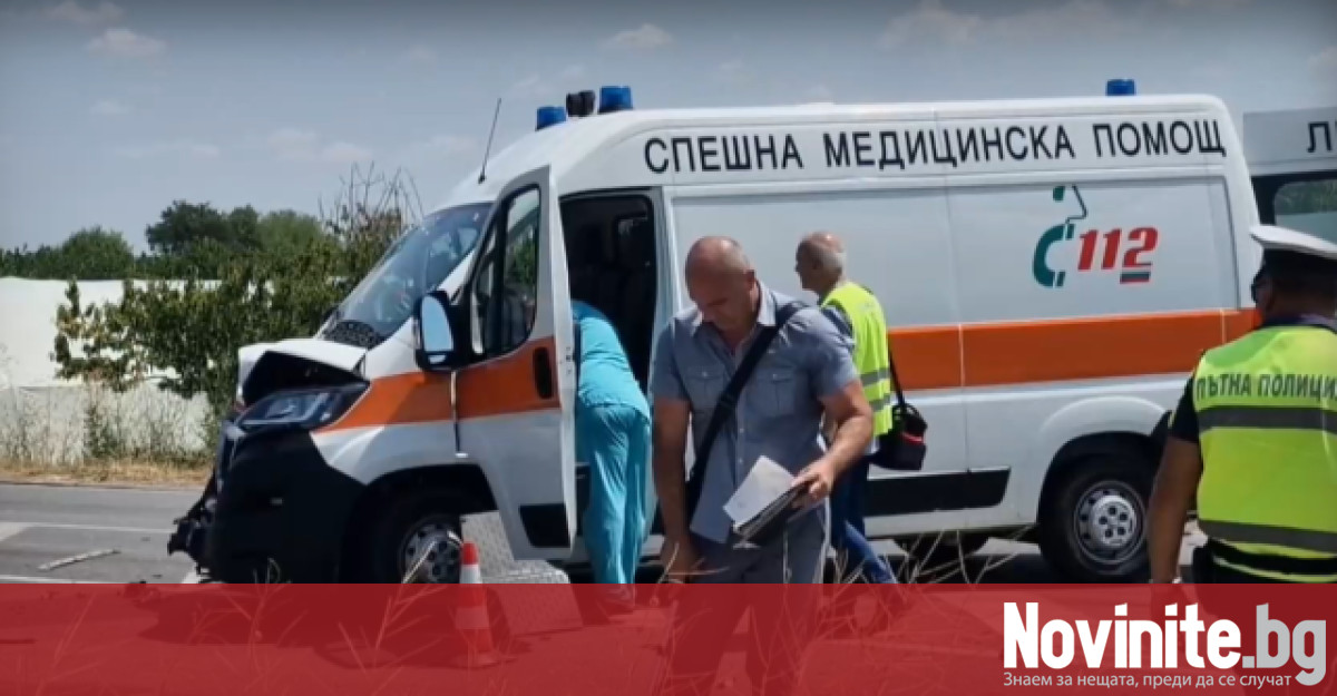 Двама загинали и трима ранени при тежка катастрофа между линейка