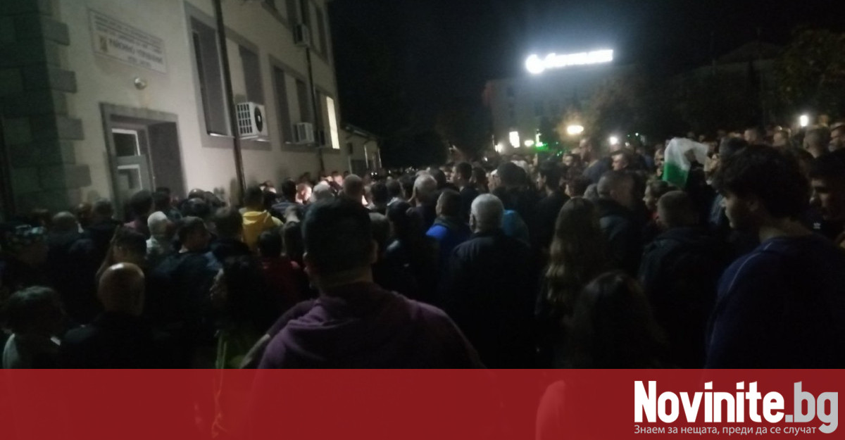 Стотици протестиращи обсъдиха сградата на полицейското управление в Нова Загара