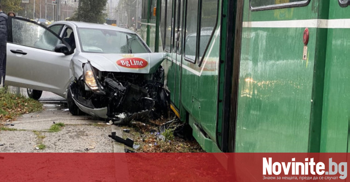 Лек автомобил и трамвай се удариха при метростанция Западен Парк.