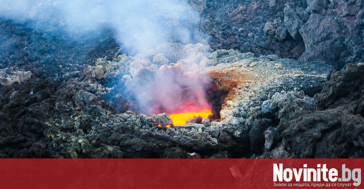 Мощен стълб от лава изхвърлен от вулкана Етна озари нощното