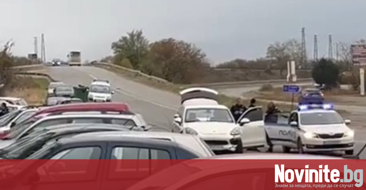 Джип с четирима мигранти блъсна полицейски автомобил в Казанлък До