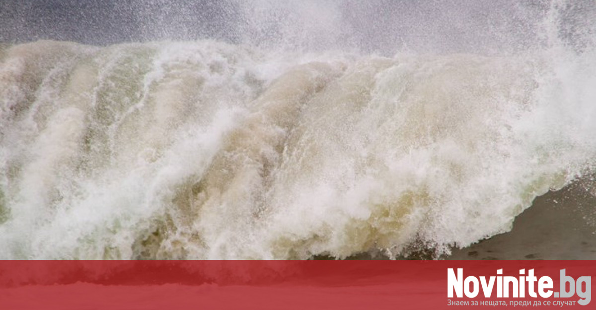 Огромни вълни се образуваха заради бурята в Черно море Двама