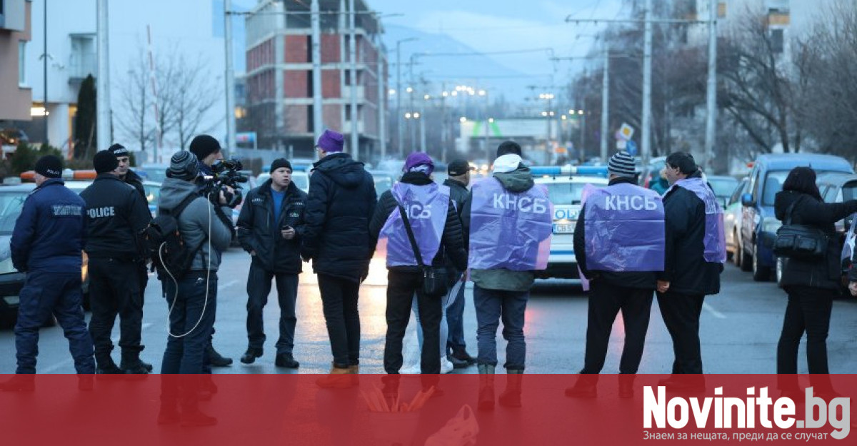 Представители на протестиращите служители в градския транспорт в София се